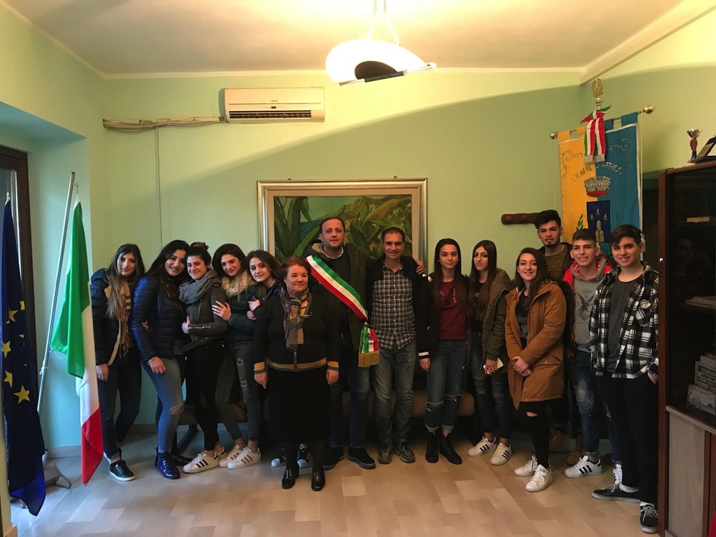 Studenti dellAlternanza con il sindaco Bruzzaniti e il consigliere Zavettieri
